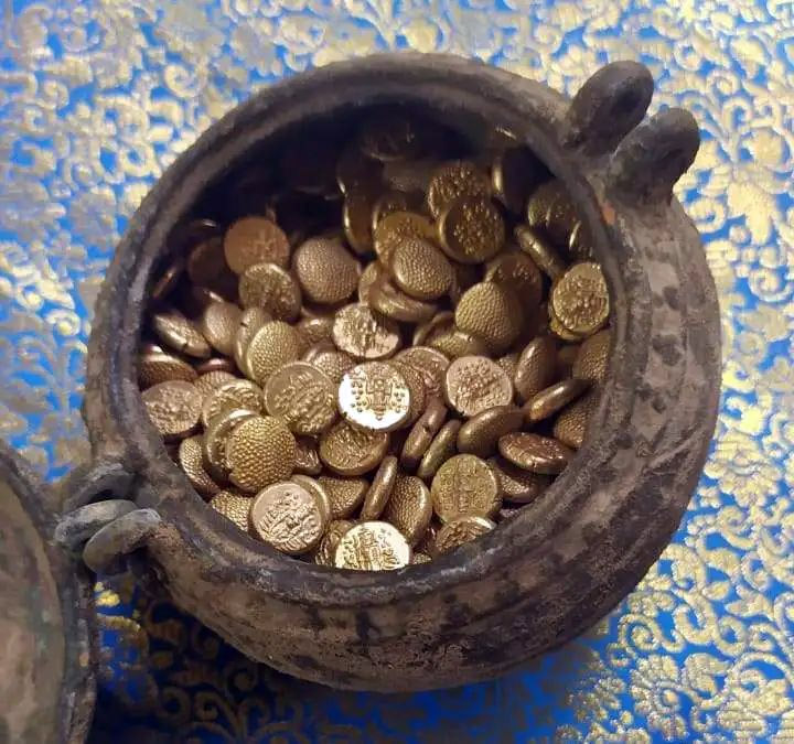 Ein Topf voller Goldmünzen in einem indischen Tempel entdeckt